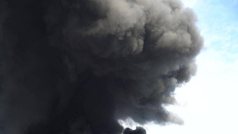 黑色的烟上升天空大化学火工厂建筑厚黑色的烟涵盖了天空