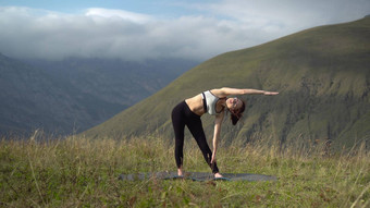 年轻的女人运动服订婚了瑜伽执行特里科纳萨纳构成山相机移动创建<strong>视差效果</strong>