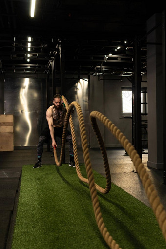 绳子男人。健身健身房胡子培训战斗适合体育运动锻炼概念活跃的设备物理运动活动高加索人能源女运动员人健身