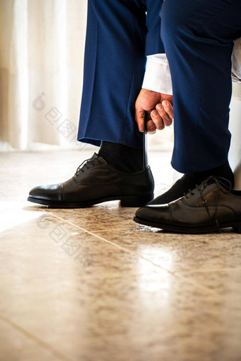 商人衣服鞋子男人。准备好了工作新郎早....婚礼仪式