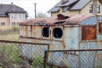 破旧的腐烂的生锈的金属小屋工作网站锡建设预告片轮屋顶破碎的窗口草地牧场预告片牵引<strong>车</strong>的<strong>挂</strong>钩