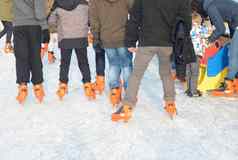 冰滑冰年轻人滑冰溜冰场橙色冰溜冰鞋