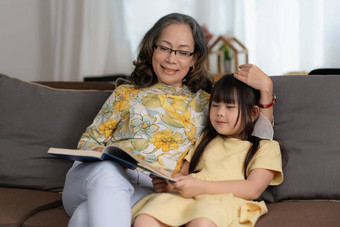 快乐时刻女儿享受时间妈妈。首页孩子女孩有趣的