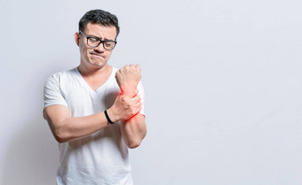 人手腕疼痛孤立的人手腕疼痛孤立的关节炎手腕疼痛概念关节炎男人。摩擦人手腕疼痛