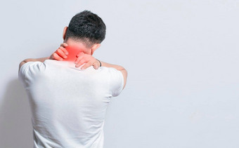 关闭人肩膀脖子问题痛男人。触碰肩膀孤立的背景腰椎肌肉发达的问题概念