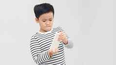 亚洲孩子集中集中玩移动电话孩子痛苦游戏上瘾概念