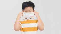 可爱的男孩孩子穿保护脸面具防止病毒感染污染孤立的白色背景
