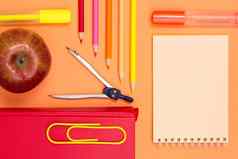 笔记本书指南针颜色铅笔苹果粉红色的背景