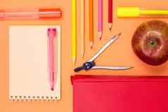 笔记本书指南针颜色铅笔苹果粉红色的背景