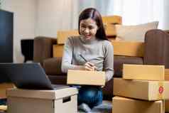 航运购物在线年轻的开始小业务老板写作地址纸板盒子工作场所小业务企业家锻造自由亚洲女人工作首页