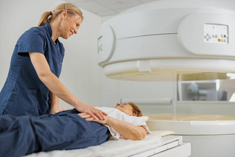 放射科医生控制核磁共振宠物扫描女病人经历过程