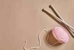 粉红色的针织纱球针织针前视图