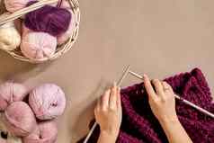 特写镜头女手针织羊毛毛衣格子淡紫色颜色前视图