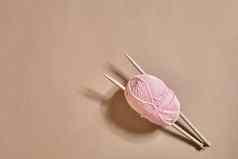 粉红色的针织纱球针织针前视图