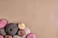 集色彩斑斓的羊毛纱米色背景前视图