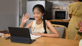 快乐亚洲孩子学习在线<strong>虚拟类</strong>移动PC电脑概念<strong>虚拟</strong>教育在家教育