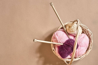 纱球球彩色的纱柳条菜纱针织米色背景针织种类刺绣针织针多色的纱明亮的