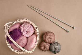 纱球球彩色的纱柳条菜纱针织米色背景针织种类刺绣针织针多色的纱明亮的