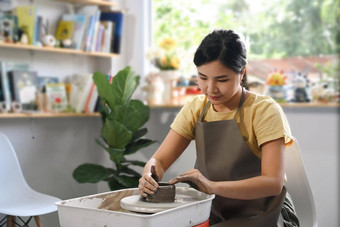 亚洲女人享受陶器艺术生产过程艺术工作室工艺品艺术陶器工作手工制作的粘土产品有创意的技能