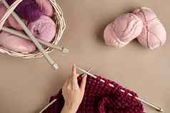 特写镜头女手针织羊毛毛衣格子淡紫色颜色前视图