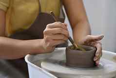 裁剪拍摄陶瓷工手塑造陶瓷碗陶器轮陶瓷工作室陶器工作手工制作的粘土产品有创意的技能