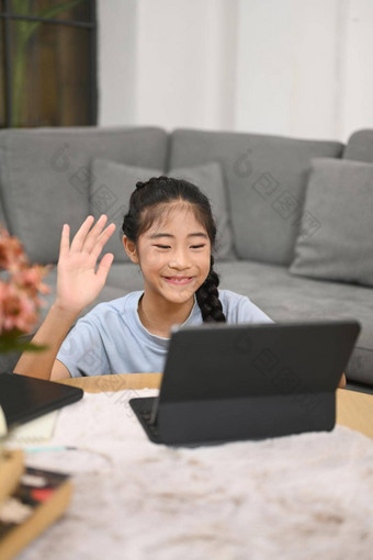 可爱的女孩学习在线<strong>虚拟类</strong>电脑平板电脑坐着生活房间概念<strong>虚拟</strong>教育在家教育