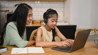 亚洲妈妈帮助女儿家庭作业学习在线厨房表格