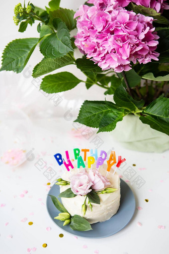 美丽的bento蛋糕装饰新鲜的eustoma花背景糖果登记快乐生日气球花假期概念