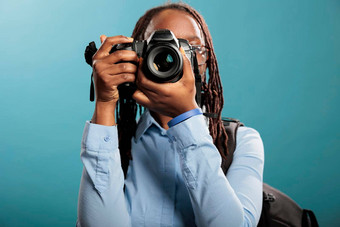 非洲美国年轻的成人摄影爱好者现代<strong>拍摄</strong>设备采取照片