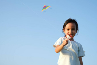 孩子玩风筝运行草地湖<strong>日</strong>落健康的夏天<strong>活动</strong>孩子们有趣的时间<strong>家庭</strong>