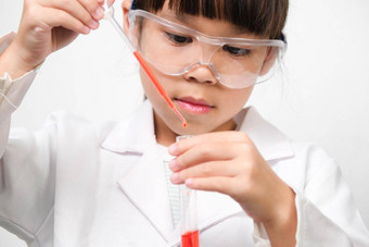 科学家微笑女孩学习教室学校实验室持有测试管女孩玩科学实验首页学校教育