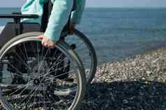 高加索人女人轮椅海滨特写镜头女手