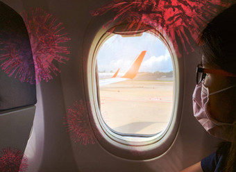 女人穿外科手术面具坐乘客座位小屋窗口飞机猴痘病毒冠状病毒概念旅行飞机猴痘爆发健康的习惯飞机