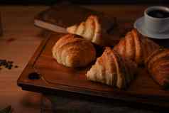 美味的羊角面包木切割董事会准备好了服务早餐早餐面包面包店产品咖啡馆概念