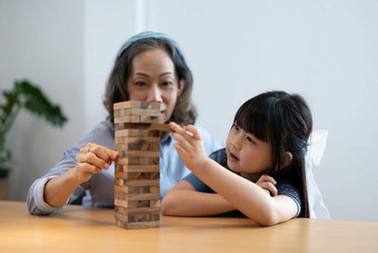 女孩奶奶玩在<strong>app</strong> store中查看游戏首页