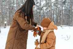 女人儿子冬天徒步旅行雪森林