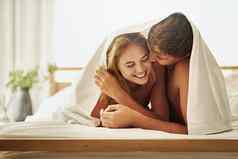 他们有有趣的充实的爱生活拍摄年轻的夫妇分享亲密的时刻涵盖了床上