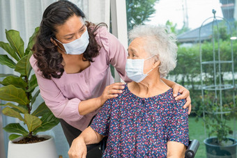 照顾者亚洲<strong>高级</strong>上了年纪的夫人女人坐着轮椅穿脸面具保护安全<strong>感</strong>染科维德冠状病毒