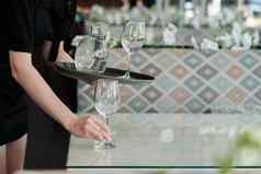 女服务员服务表格水玻璃客人餐厅