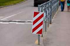 红色的白色对角条纹标志路栅栏结束