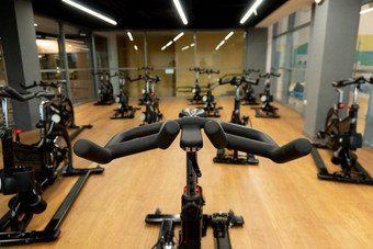 健身自行车轮轮锻炼操舵有氧运动机生活方式概念有氧活跃的体育运动俱乐部身体适合骑运动