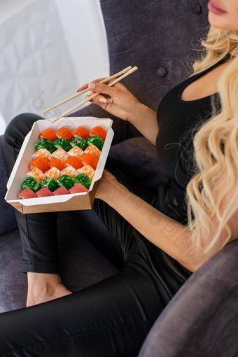 吃寿司筷子关闭食物外卖交付服务大马哈鱼寿司卷美味的餐寿司交付