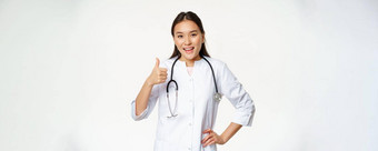 健康医院概念微笑亚洲医生显示拇指批准满意站统一的白色背景