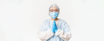 充满希望的亚洲女医生护士个人保护设备脸面具希望祈祷smth站白色背景