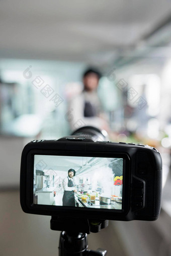 关闭相机拍摄美食专家烹饪蔬菜菜在线烹饪学校