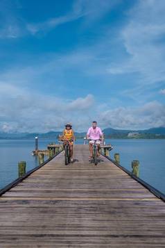 但女人自行车夫妇但女人热带岛木码头码头泰国普吉岛这是一个岛