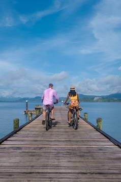 但女人自行车夫妇但女人热带岛木码头码头泰国普吉岛这是一个岛