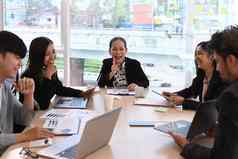 有吸引力的成熟的女商人说话培训解释工作过程多样化的员工企业会议