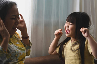 不开心祖母问题嘈杂的<strong>淘</strong>气的（外）孙女尖叫<strong>淘</strong>气的困难叛逆的孩子女孩问题