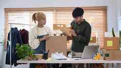 年轻的亚洲夫妇准备包裹盒子产品交付客户电子商务在线销售概念